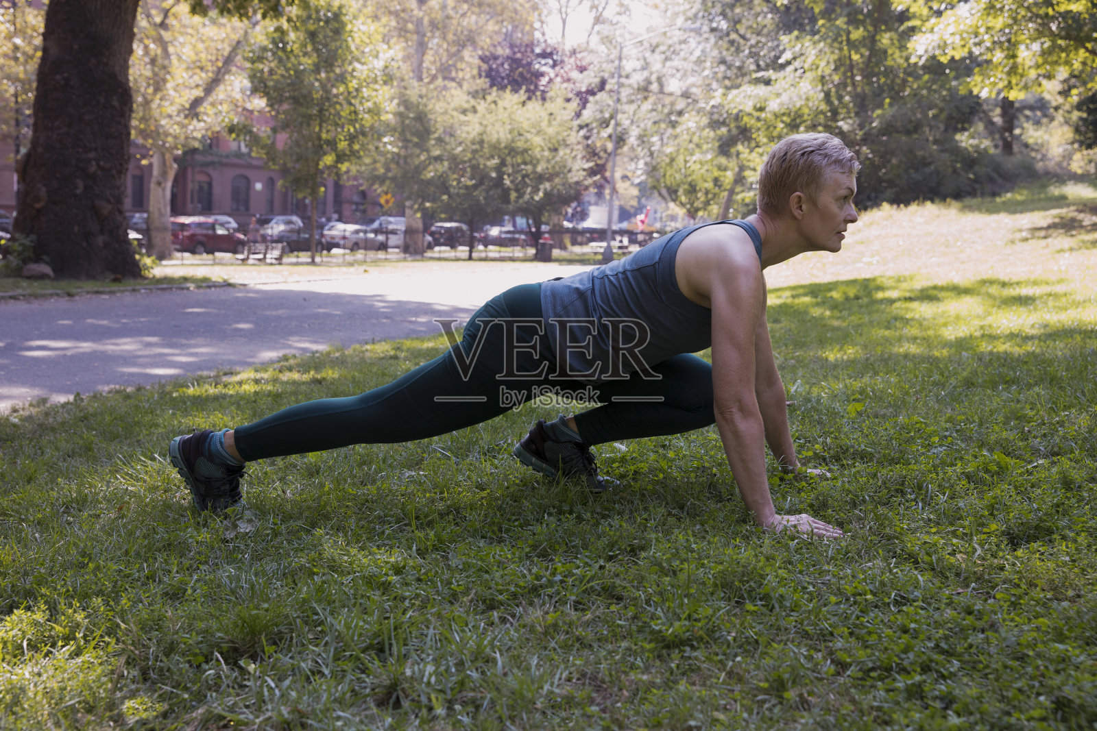 成熟的女人在公园外面锻炼照片摄影图片