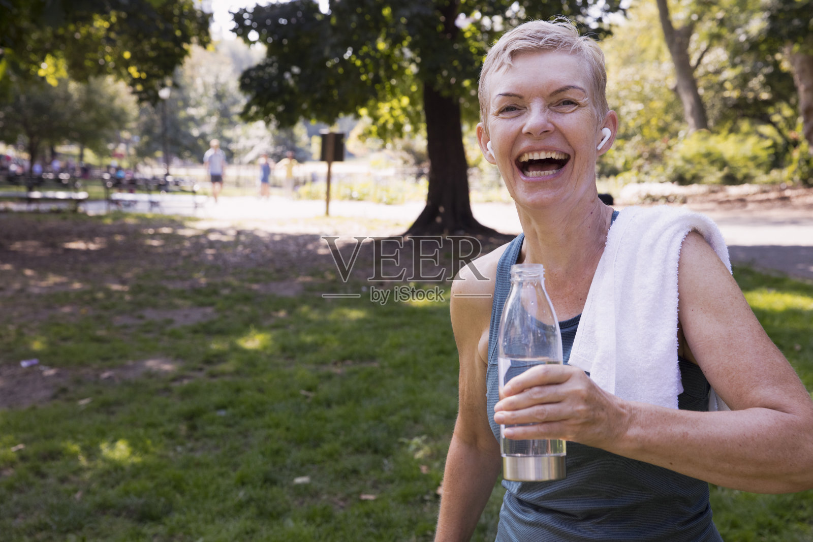 成熟的女人在公园外面锻炼照片摄影图片