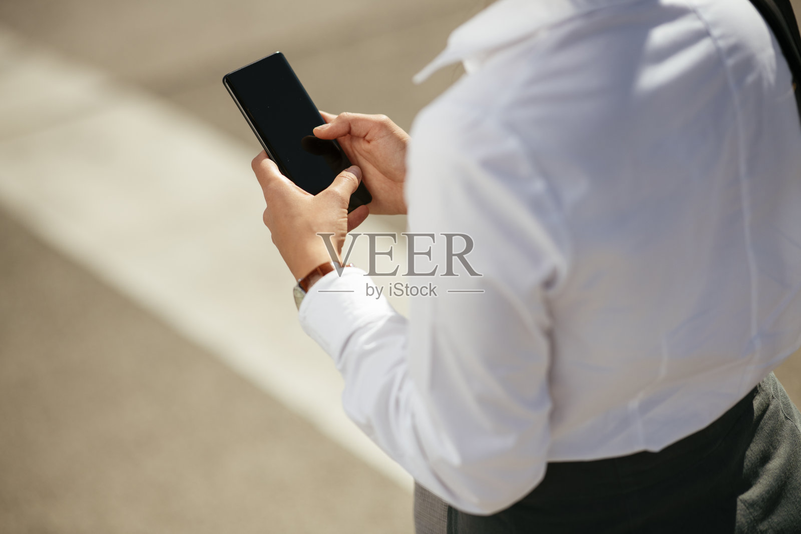 年轻的女商人喜欢户外活动。照片摄影图片