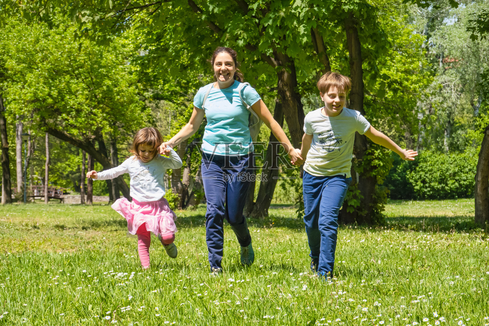 家庭运行照片摄影图片
