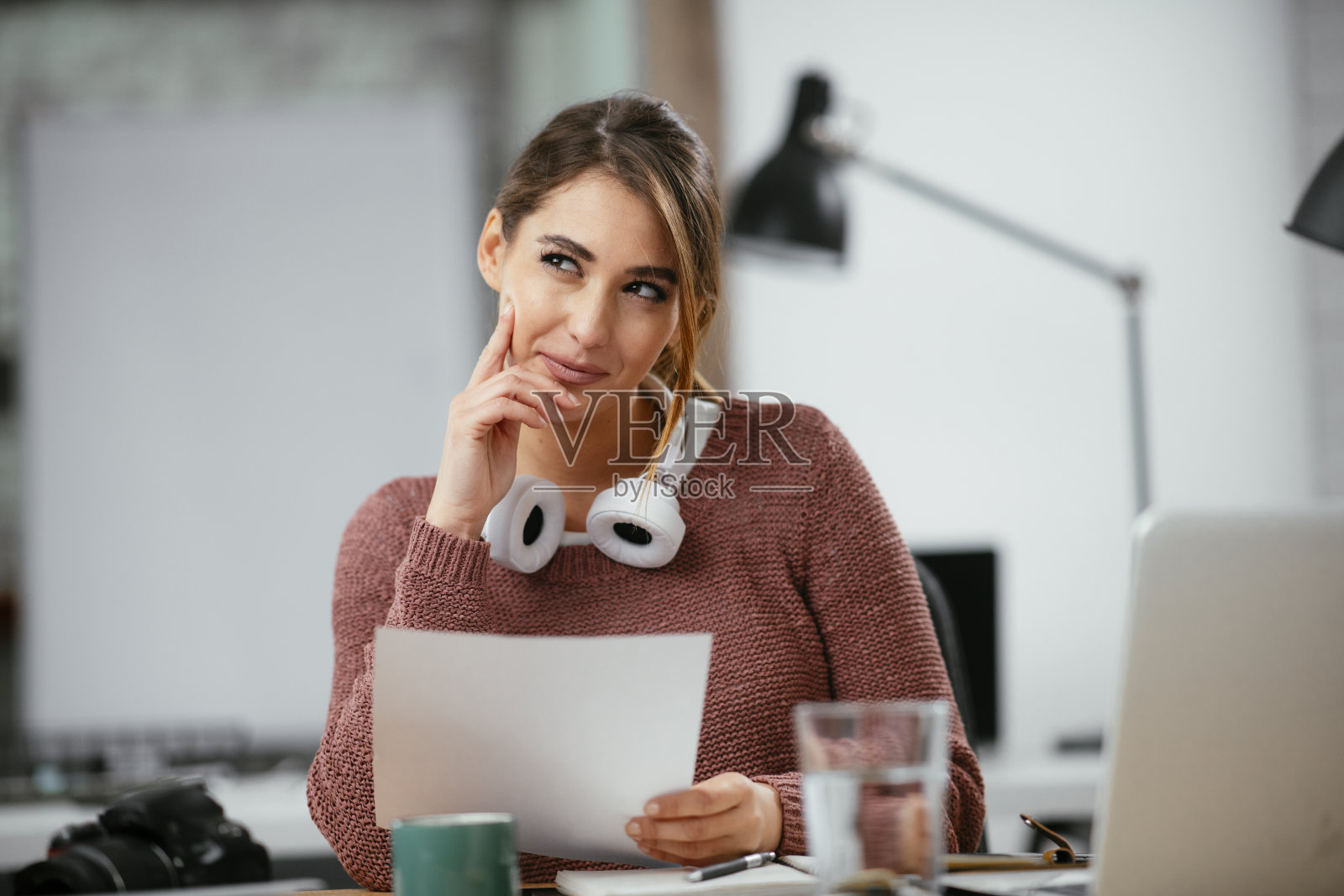 美丽的女商人在办公室工作。照片摄影图片