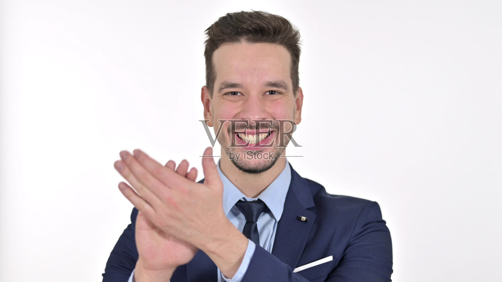 愉快的年轻商人拍手，白色背景照片摄影图片