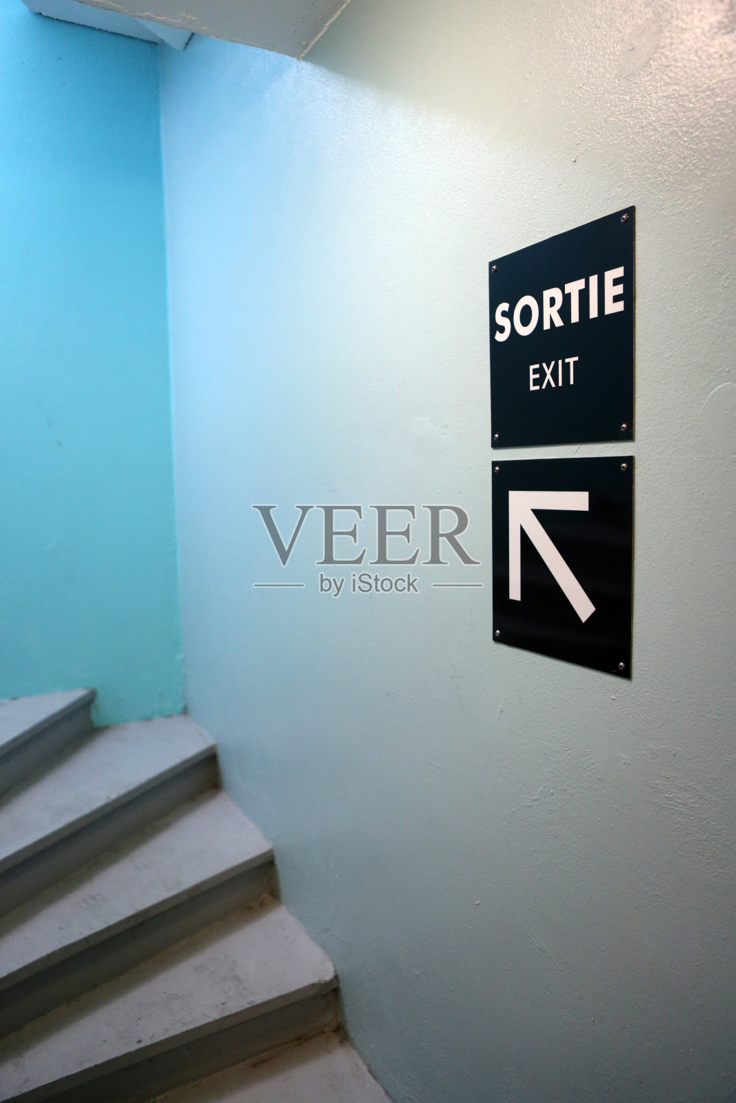 墙上的出口标志漆成了橙色。地下停车场。Saint-Gervais-les-Bains。萨瓦省。Auvergne-Rhone-Alpes。法国。照片摄影图片