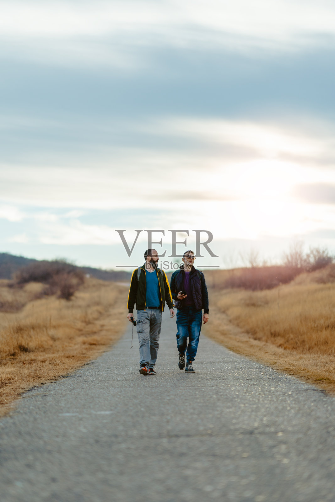 朋友们在路上徒步旅行照片摄影图片