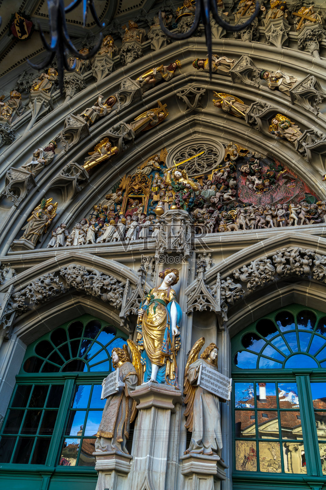 伯尔尼大教堂入口上方的最后审判石雕(公元15年)照片摄影图片