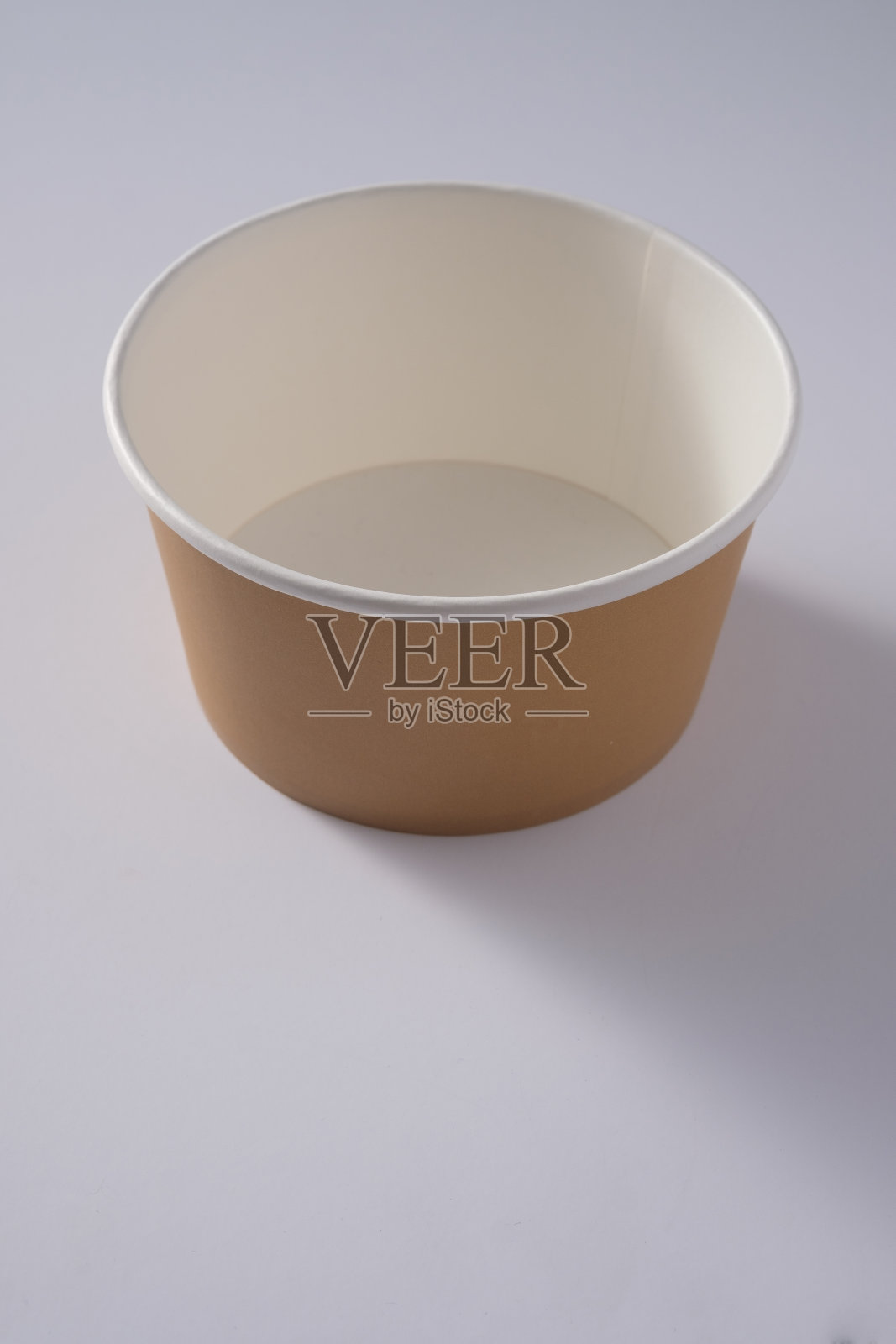 大的棕色纸盘孤立在白色背景上。环保的一次性食品包装。保护自然和循环利用的理念。本空间照片摄影图片