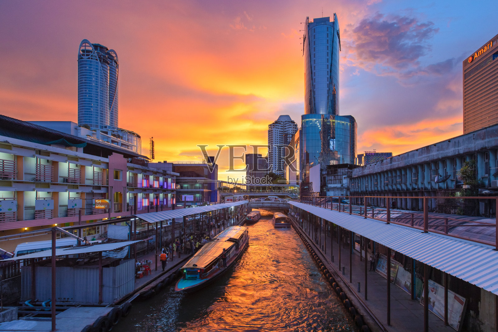 圣萨普运河的普拉图南码头照片摄影图片