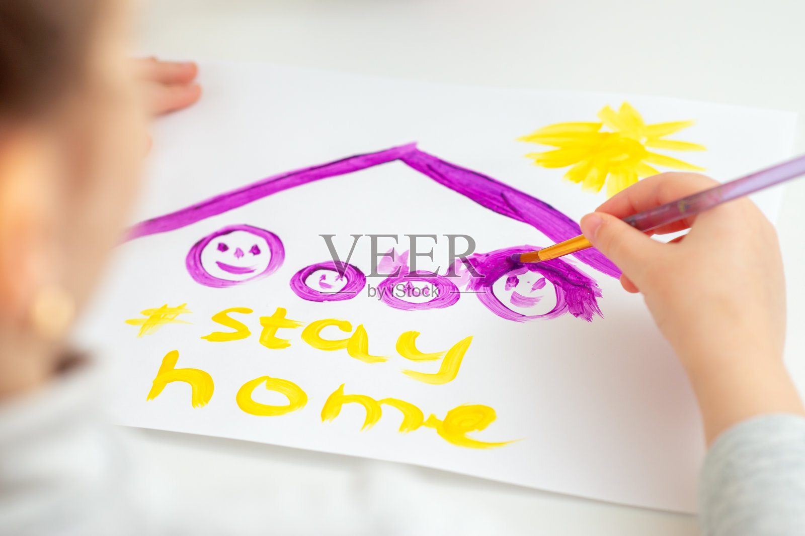 孩子画家庭在屋檐下。照片摄影图片