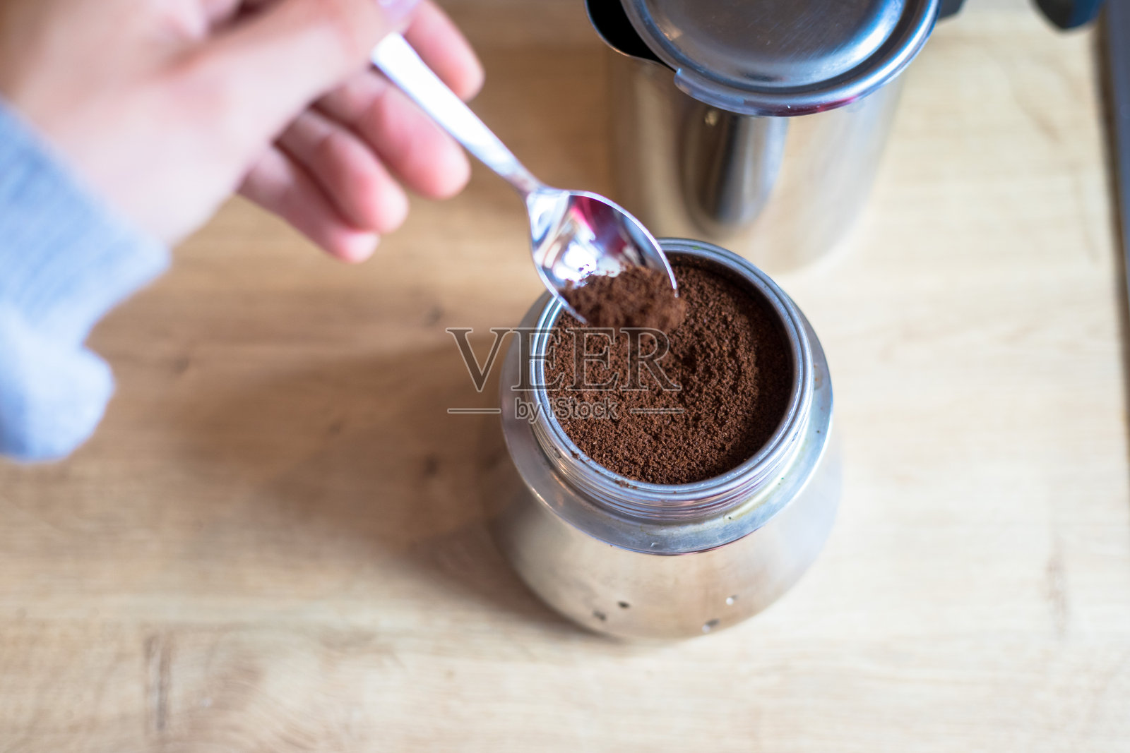 准备新鲜的咖啡与一个古老的偷咖啡锅照片摄影图片