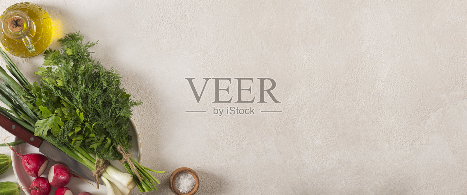 春季蔬菜沙拉用橄榄油制成的素食产品。素食。照片摄影图片