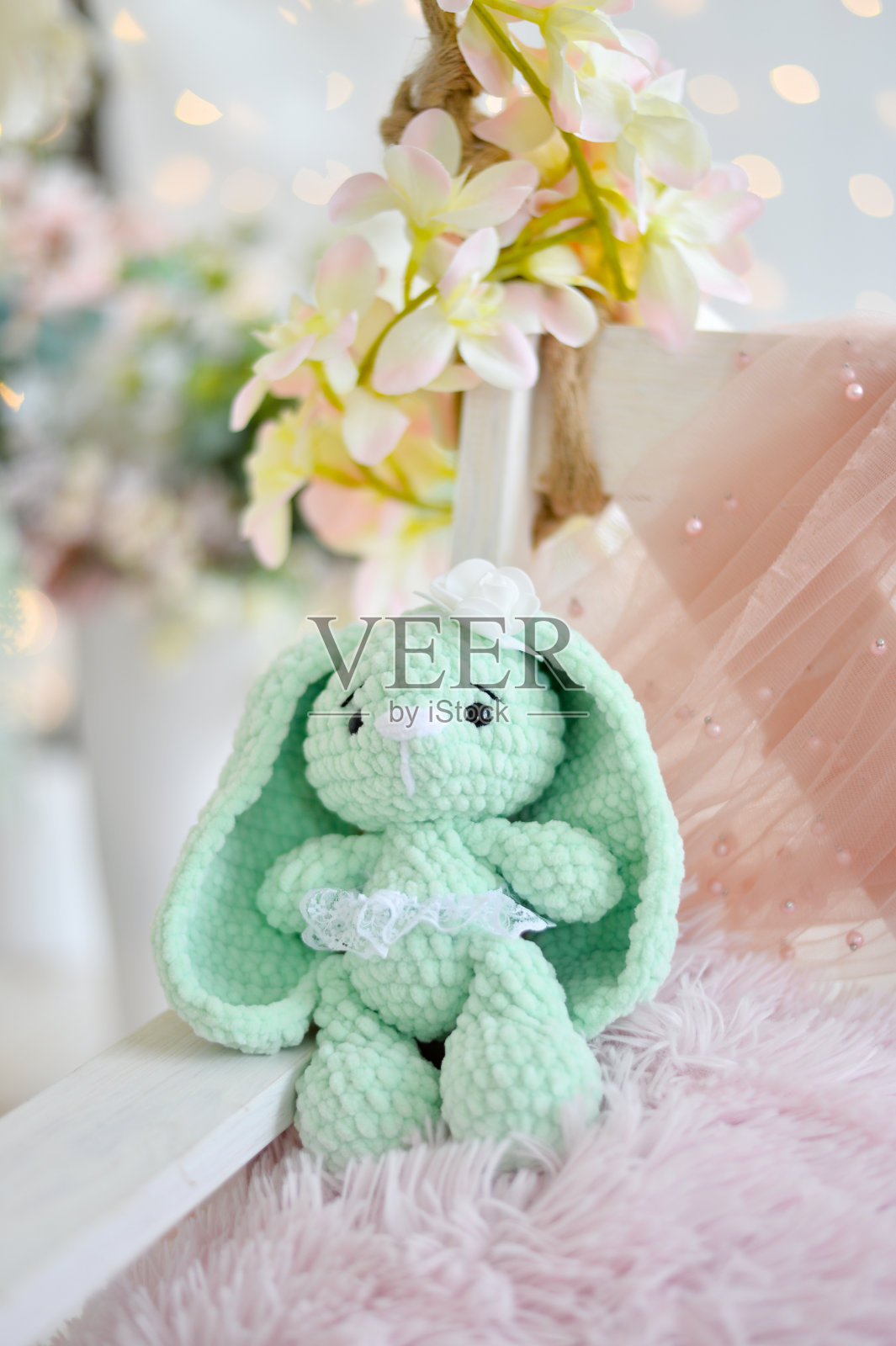 手工制作的儿童玩具。儿童聚会的装饰品。照片摄影图片