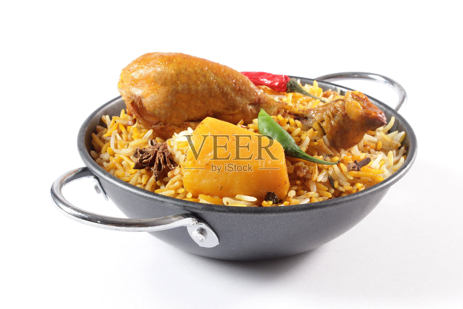 美味的香辣鸡饭在传统碗白底，印度或巴基斯坦著名的马沙拉米食物。土豆和肉是这个食谱的主要成分|最好的斋月开斋餐。照片摄影图片