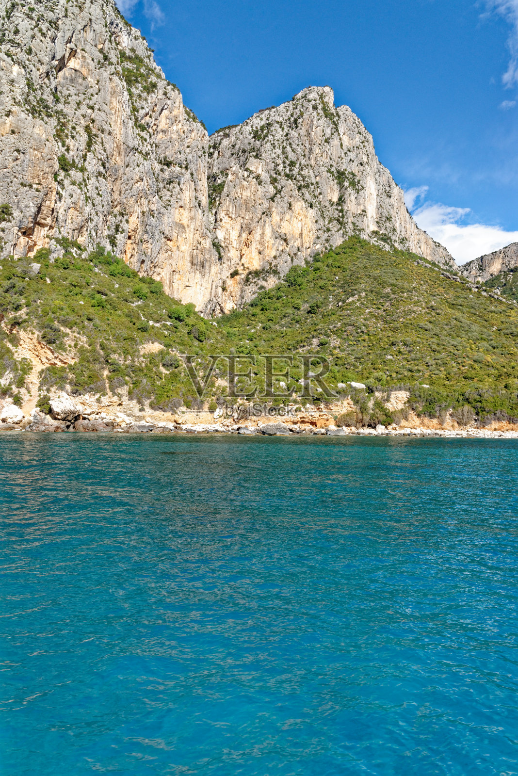 巡游在奥罗塞湾，撒丁岛东海岸-意大利照片摄影图片