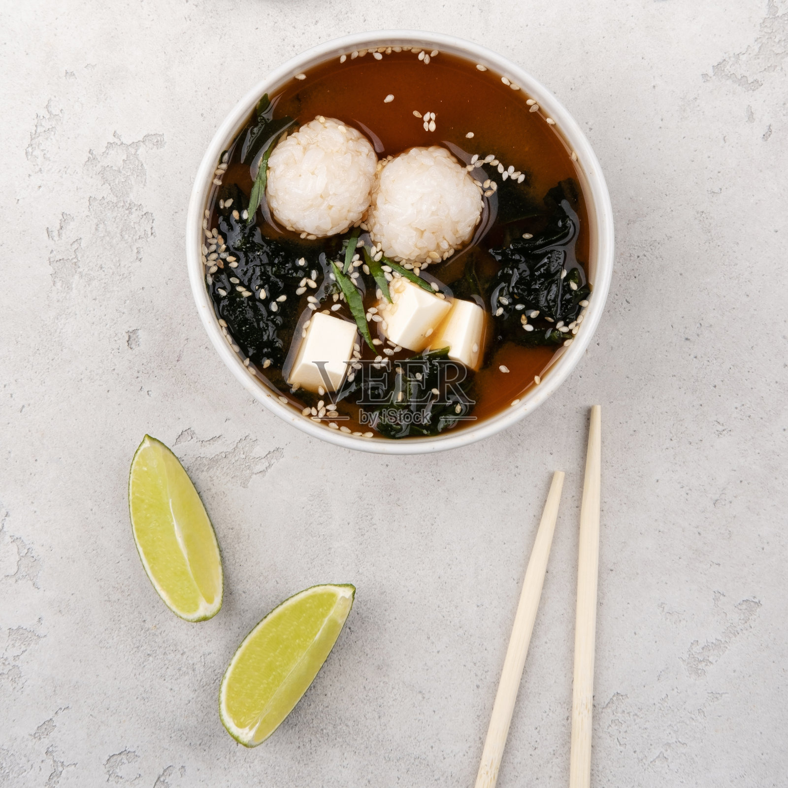 味噌汤。传统的日本菜。照片摄影图片