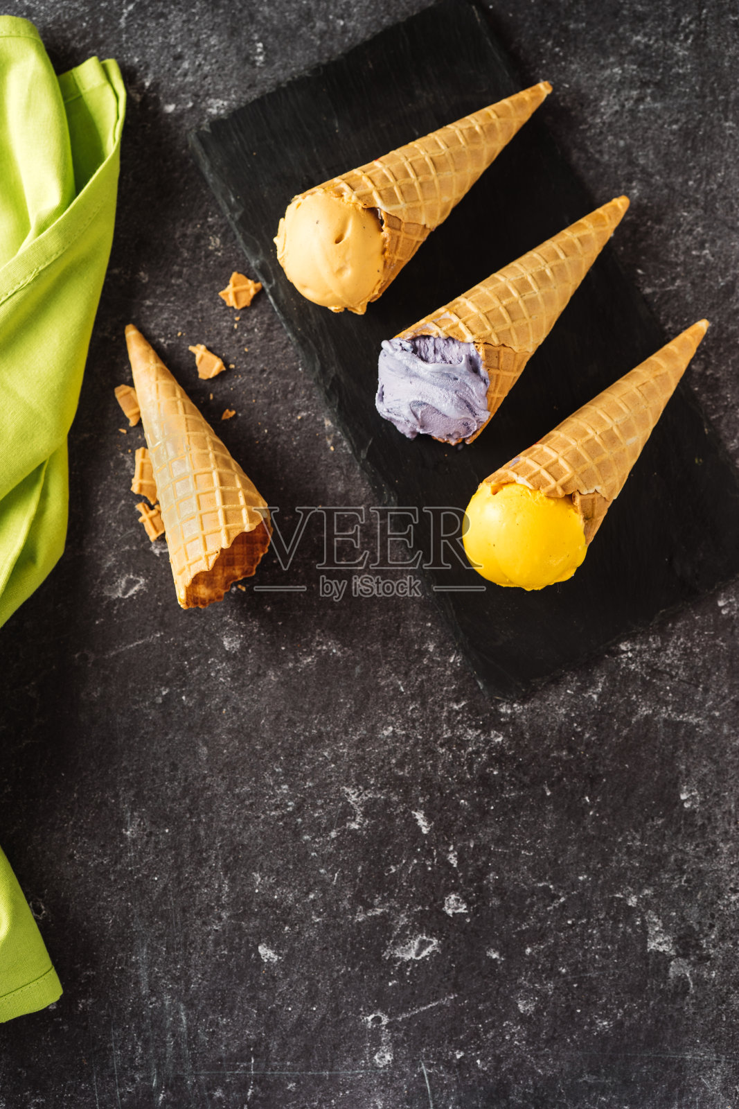 顶视图许多亮黄色和紫色的冰淇淋甜筒照片摄影图片