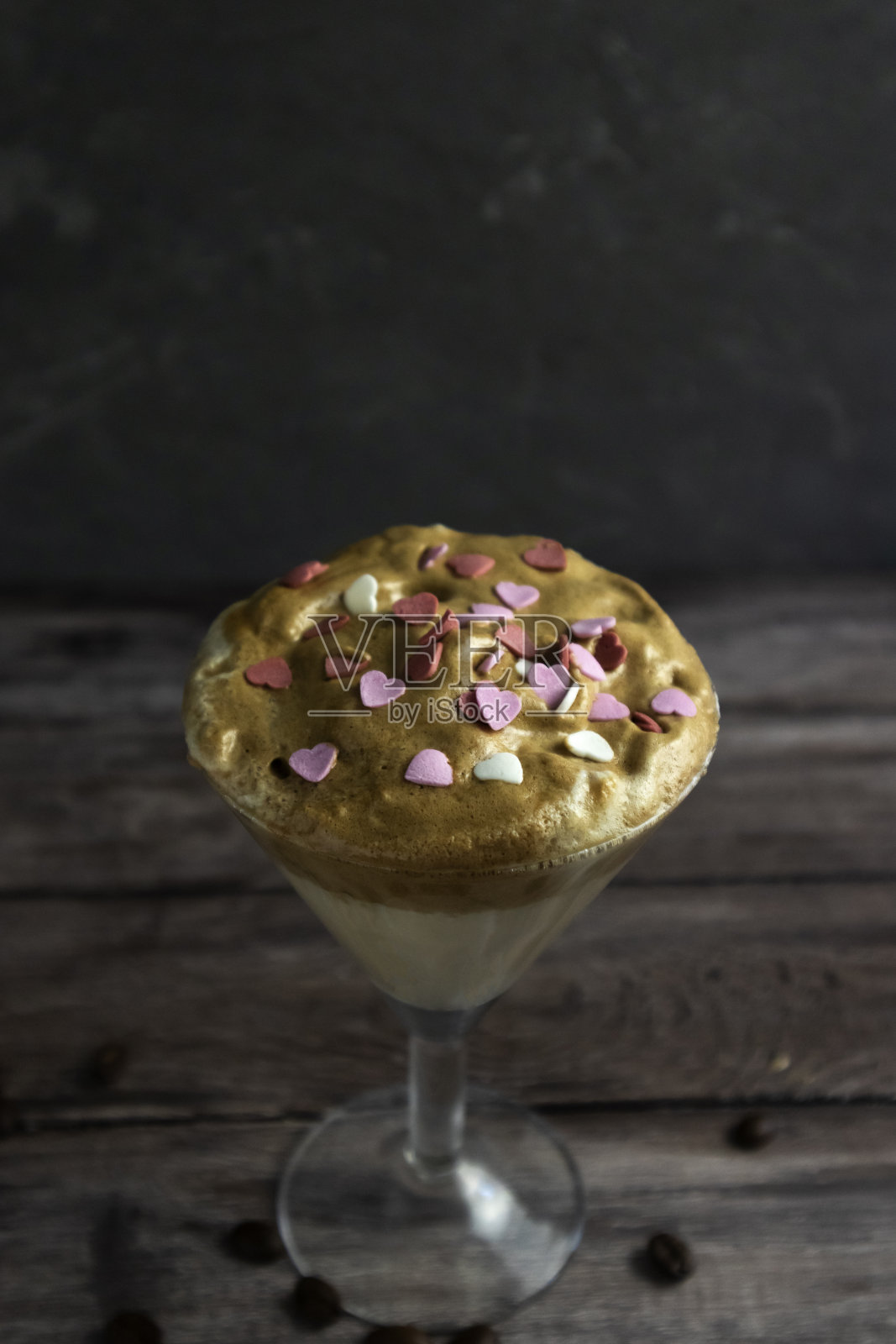 达尔戈纳咖啡平铺以心洒，趋势2020照片摄影图片