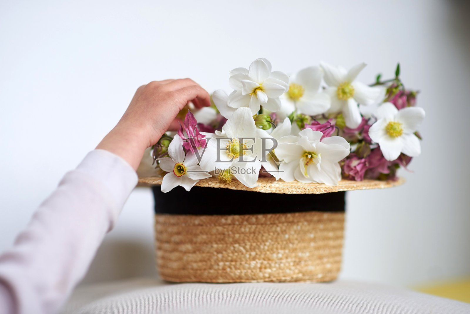 花帽子和小手照片摄影图片