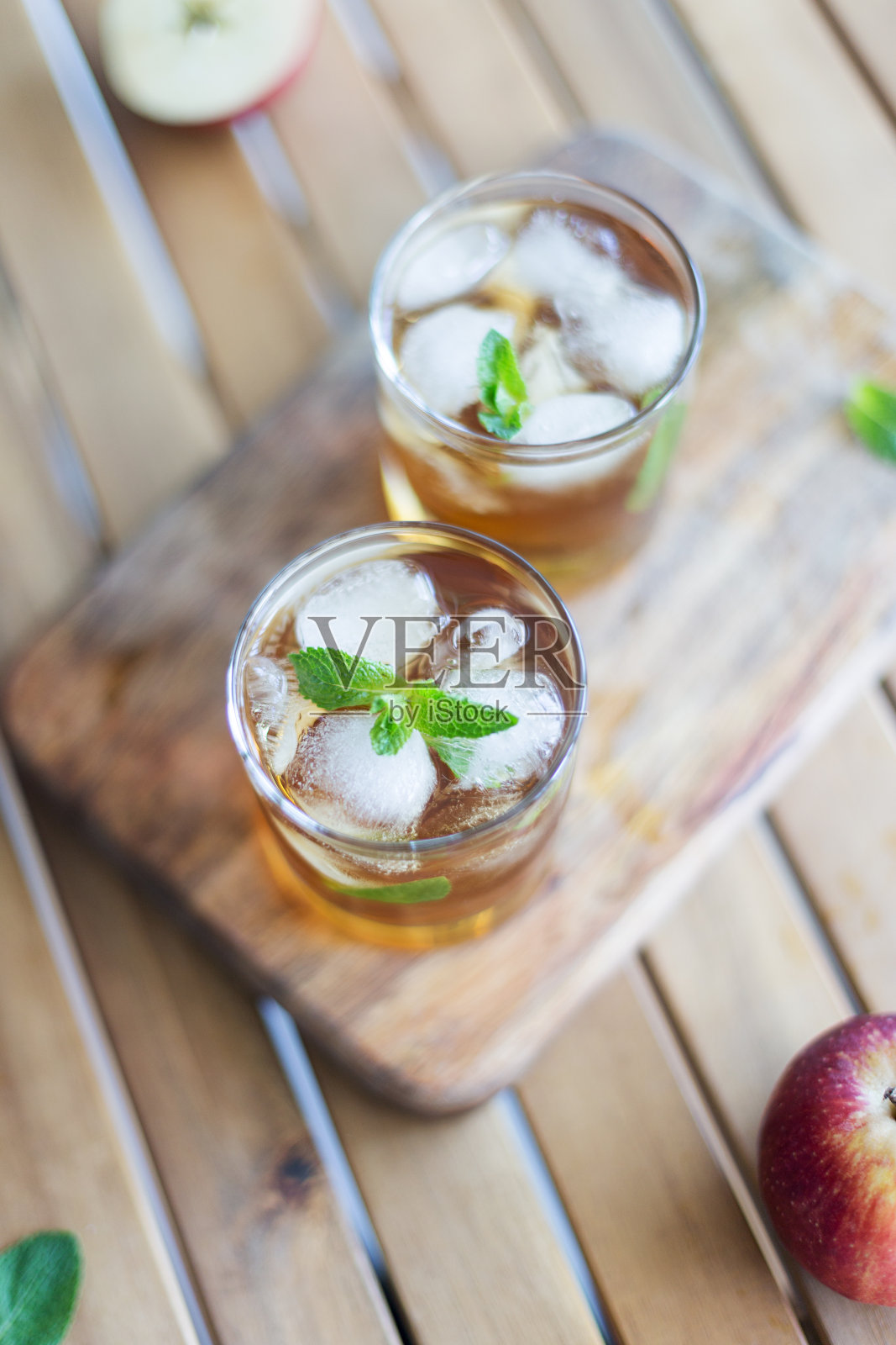 两杯苹果汁和薄荷照片摄影图片