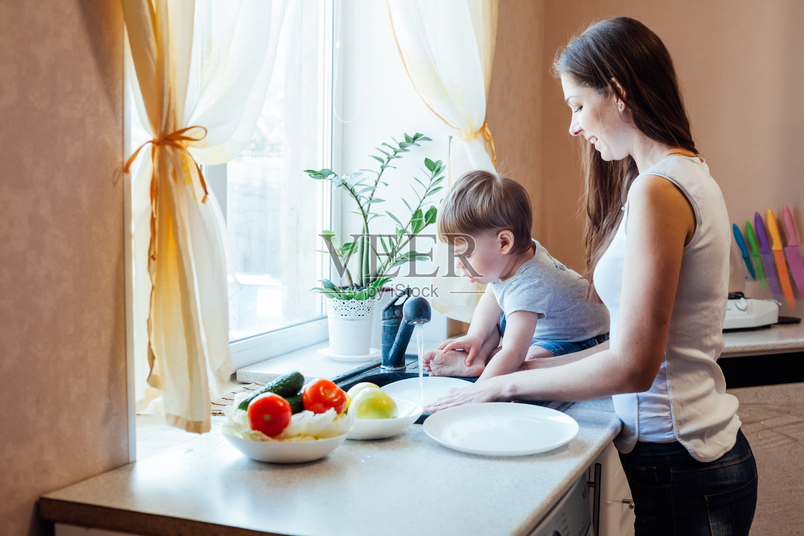 厨房妈妈儿子洗水果和蔬菜照片摄影图片