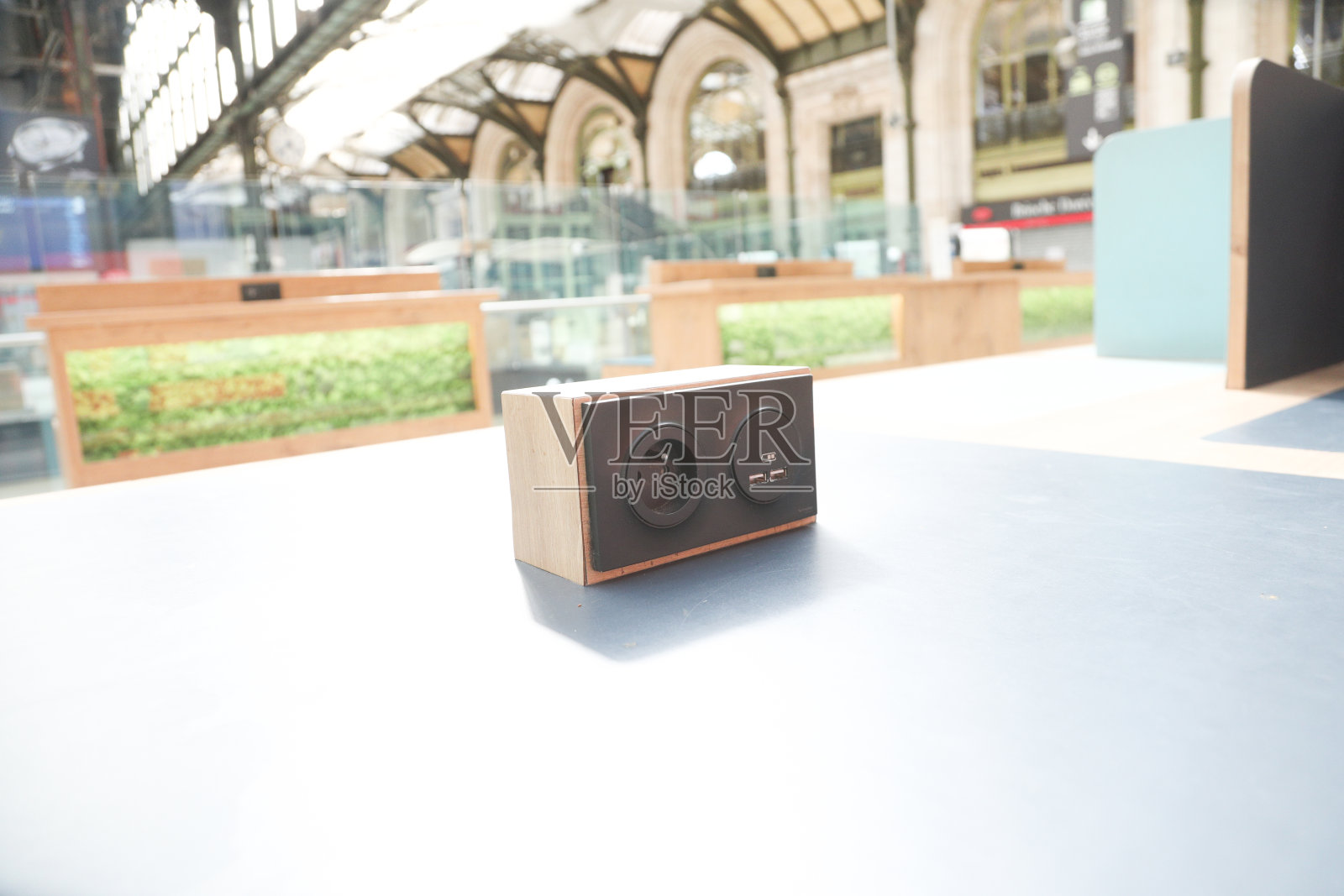 水泥墙上的USB端口电子插头照片摄影图片