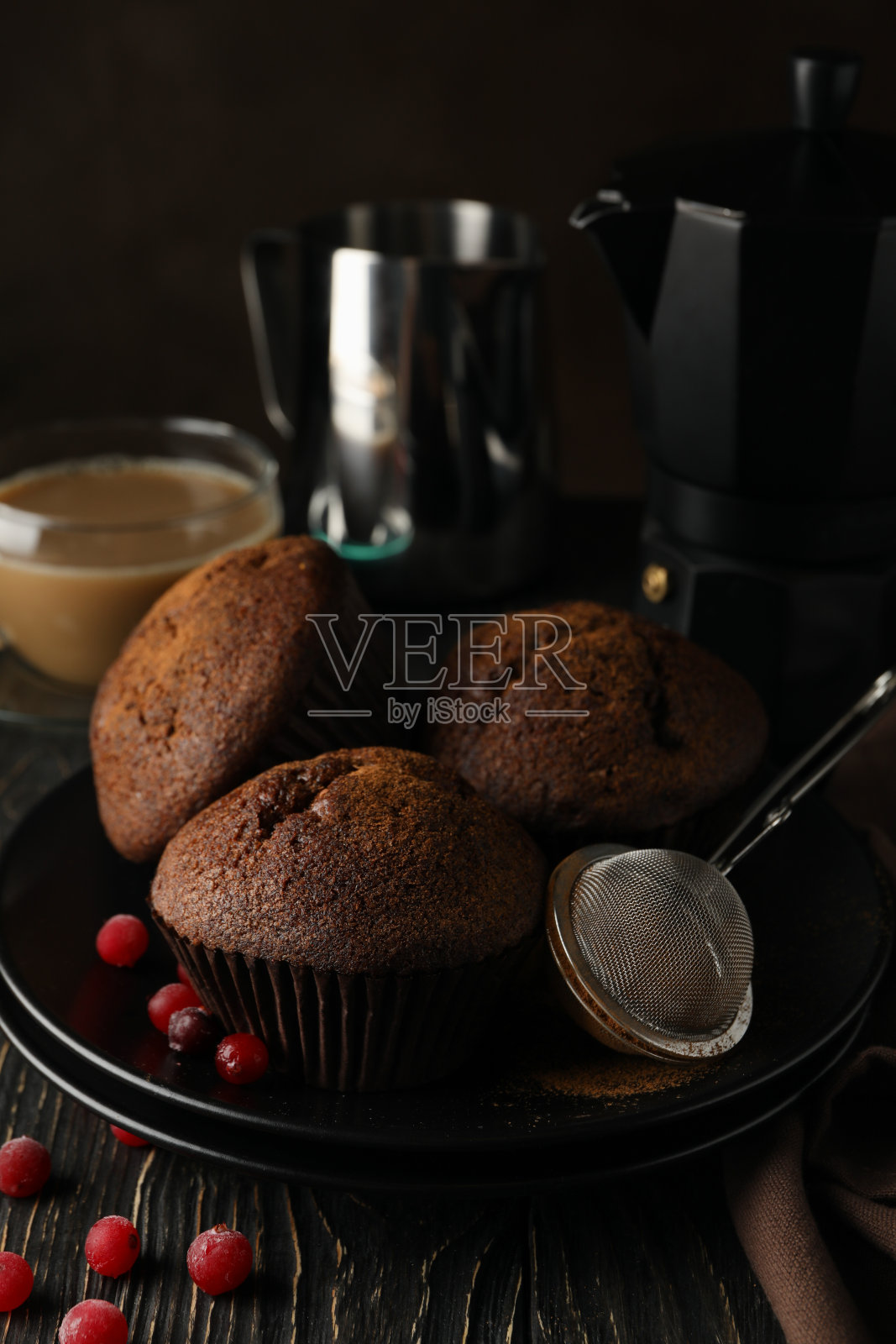 美味的松饼和可可饮料在木制背景照片摄影图片