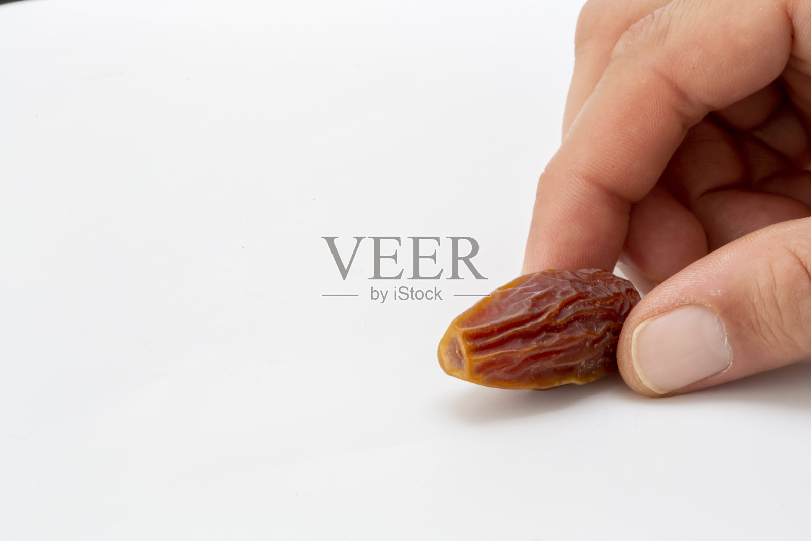 手握麻枣照片摄影图片