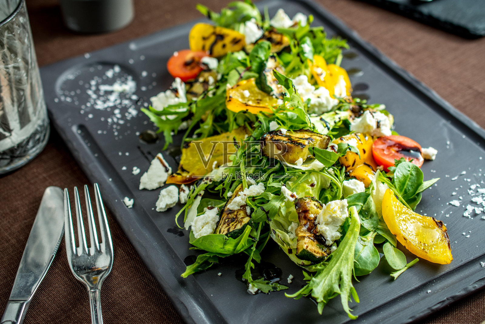 烤蔬菜，沙拉，绿莴苣和叶照片摄影图片