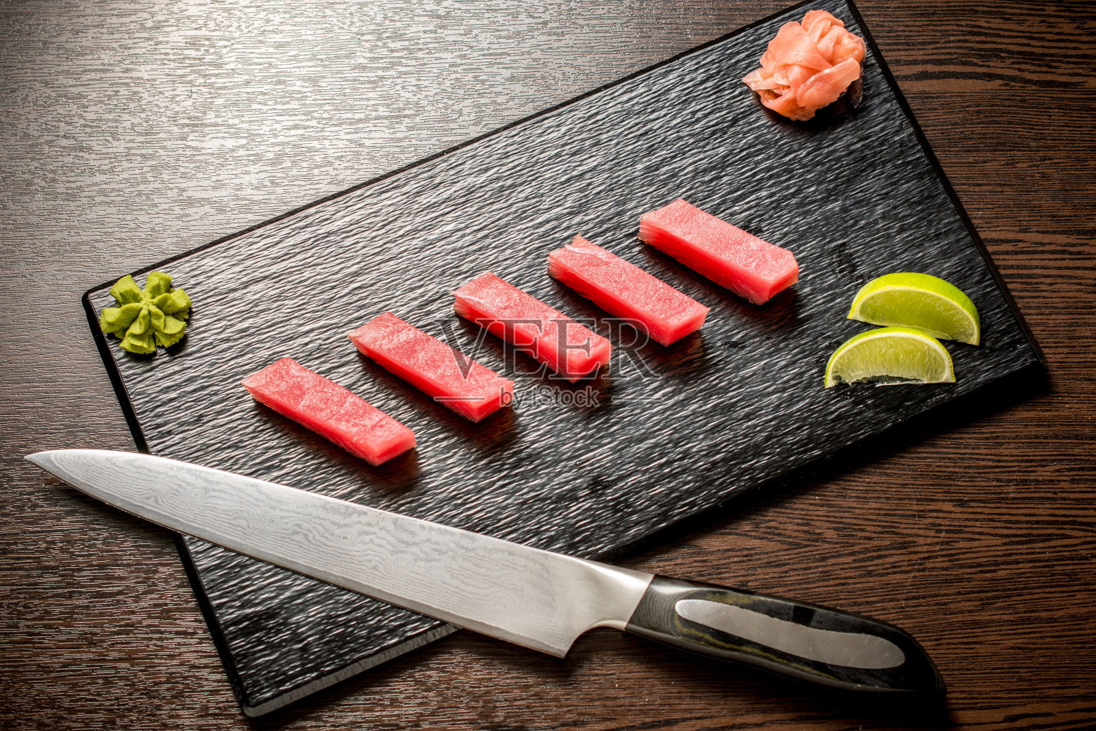 新鲜的红金枪鱼切成完美的形状照片摄影图片