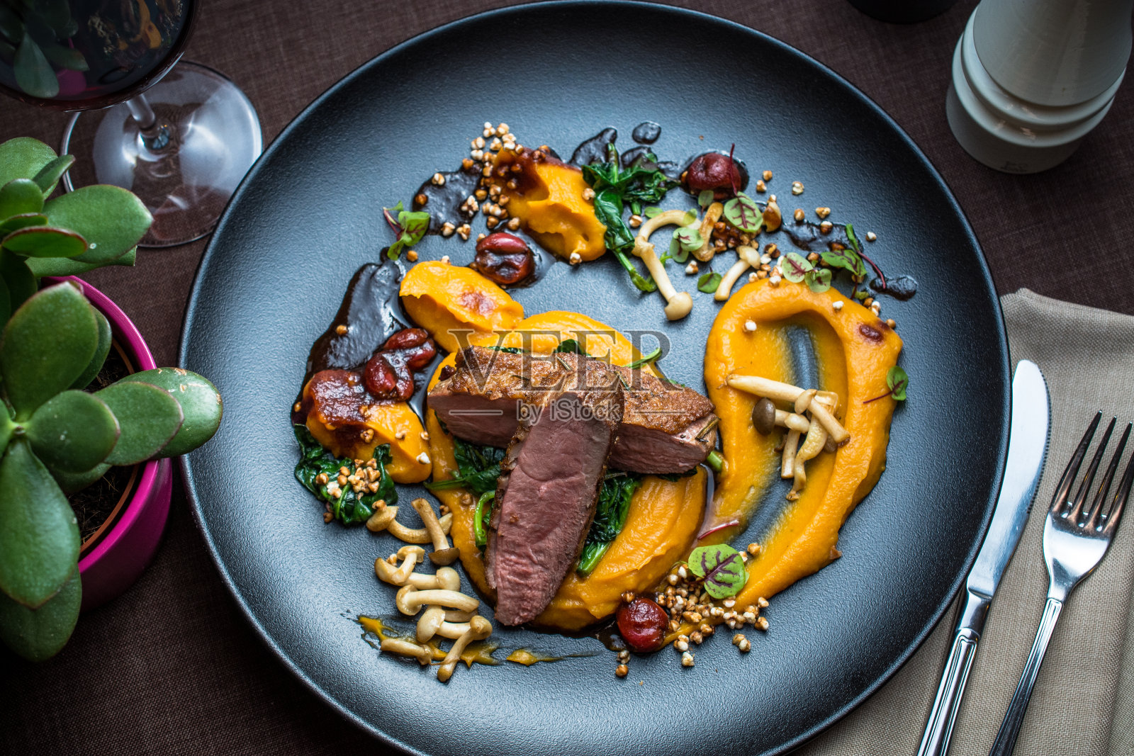 烤鸭胸配蔬菜、蘑菇照片摄影图片