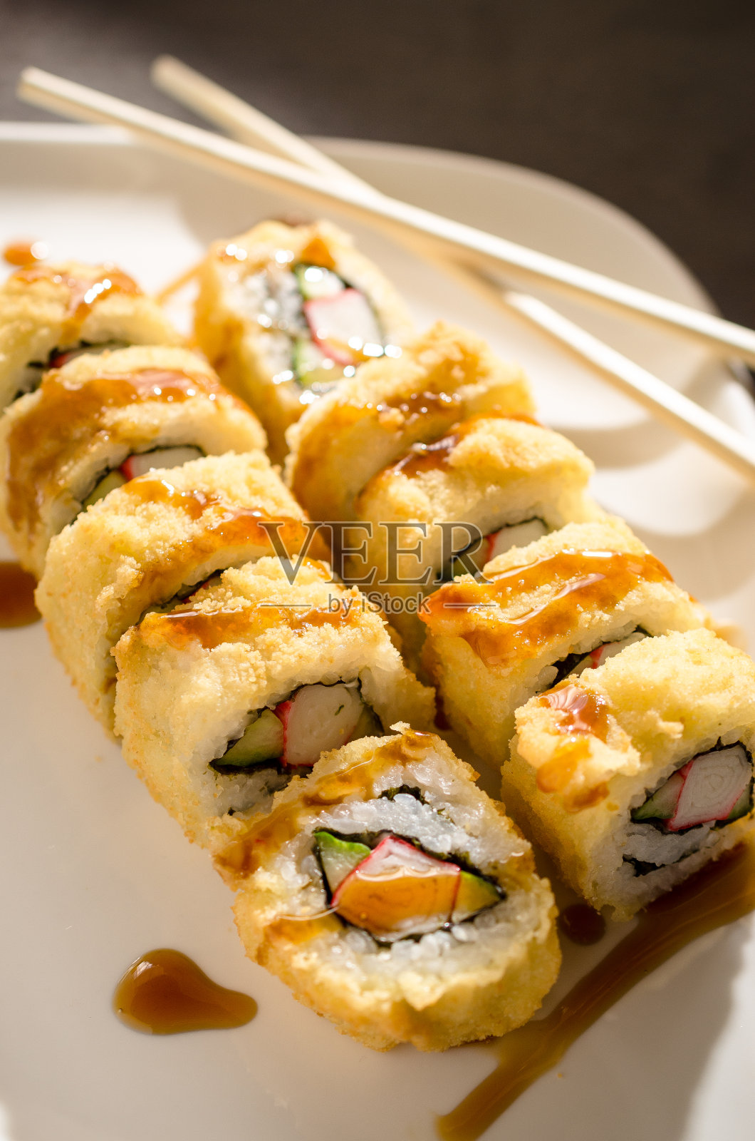 日本清鳄梨天妇罗热寿司卷配鲑鱼照片摄影图片