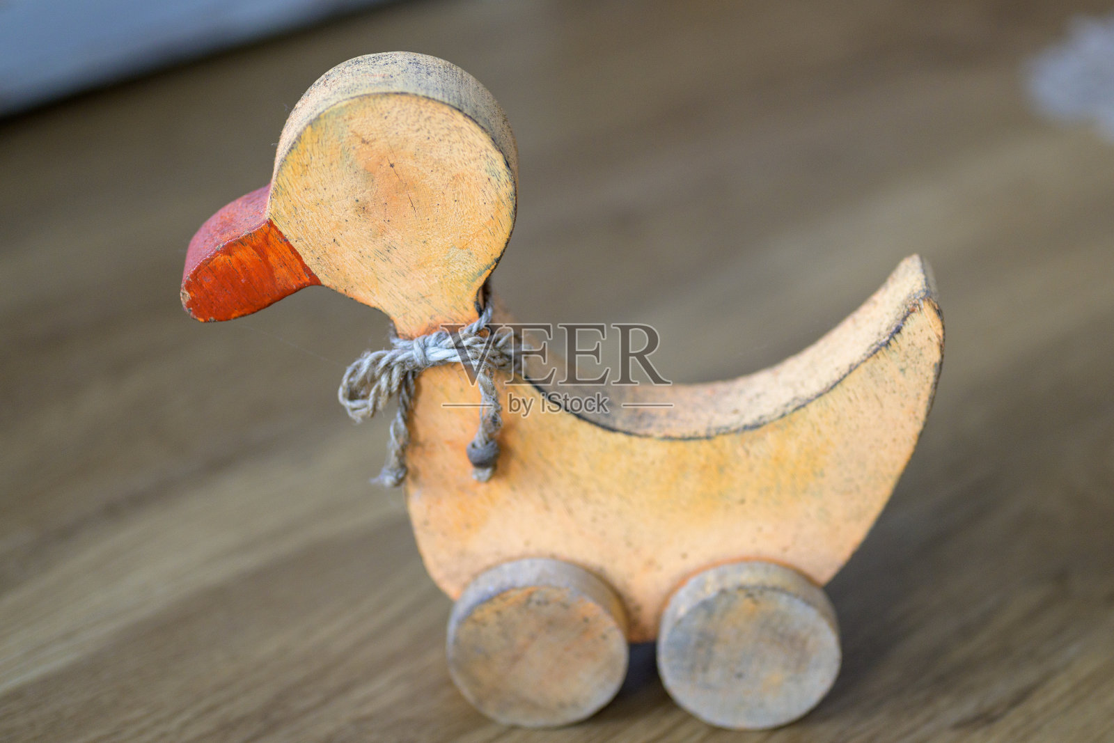 老式的带轮子的木制鸭子玩具照片摄影图片