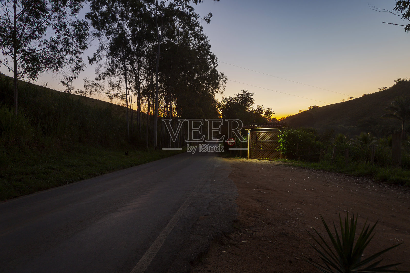 巴西路上的日落照片摄影图片