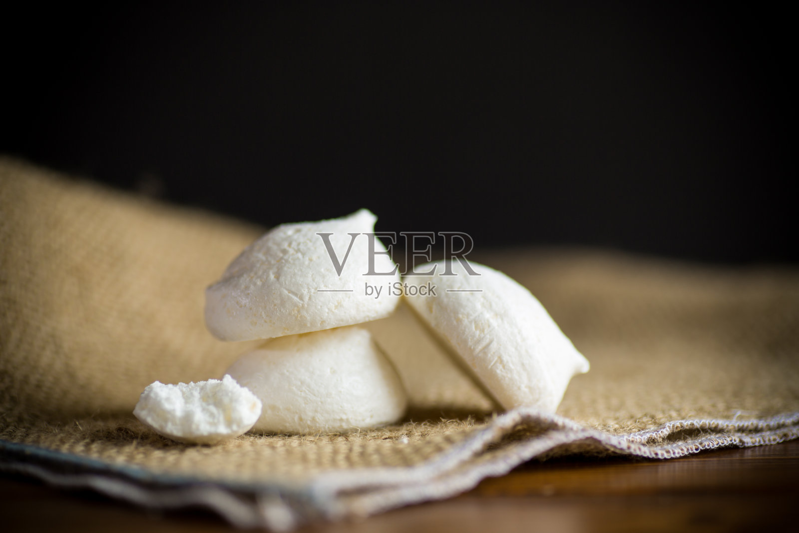 甜美可口的白色蛋白酥皮放在木桌上照片摄影图片