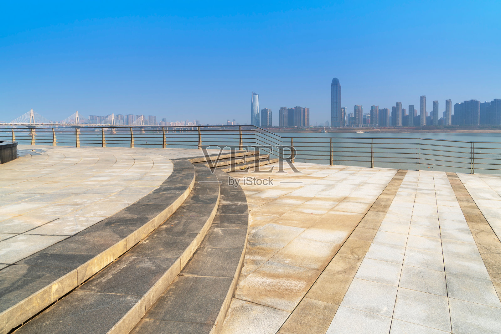 白天商业区的城市天际线照片摄影图片