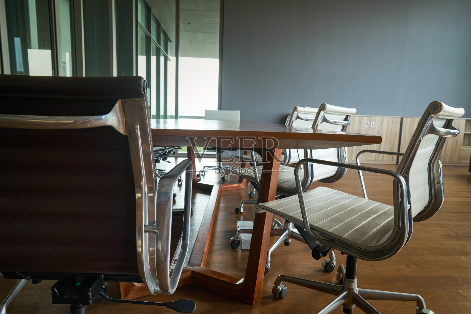 窗外透光的白色椅子，空荡荡的会议室照片摄影图片