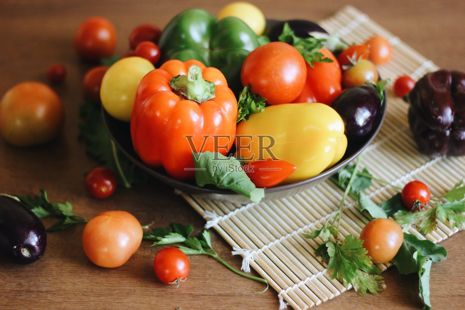 木桌上五颜六色的应季蔬菜。照片摄影图片