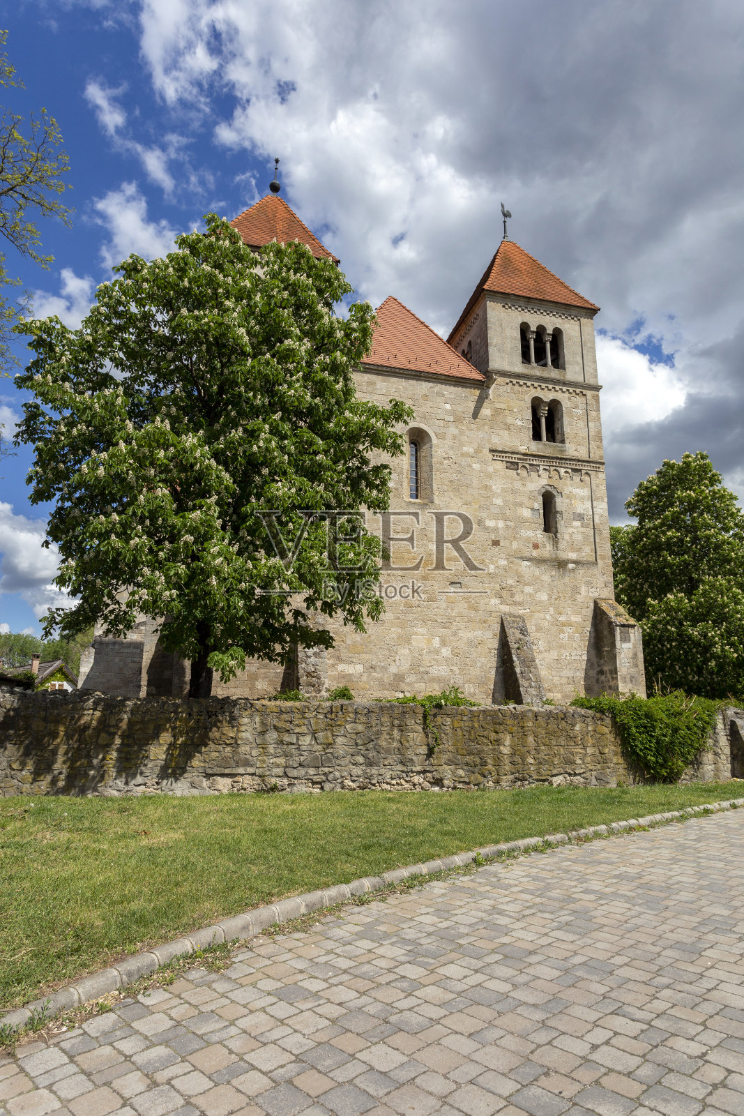 匈牙利奥克萨罗马式修道院教堂。照片摄影图片