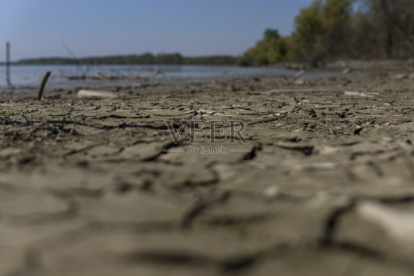 以多瑙河为背景的河岸上破碎的泥泞地面照片摄影图片