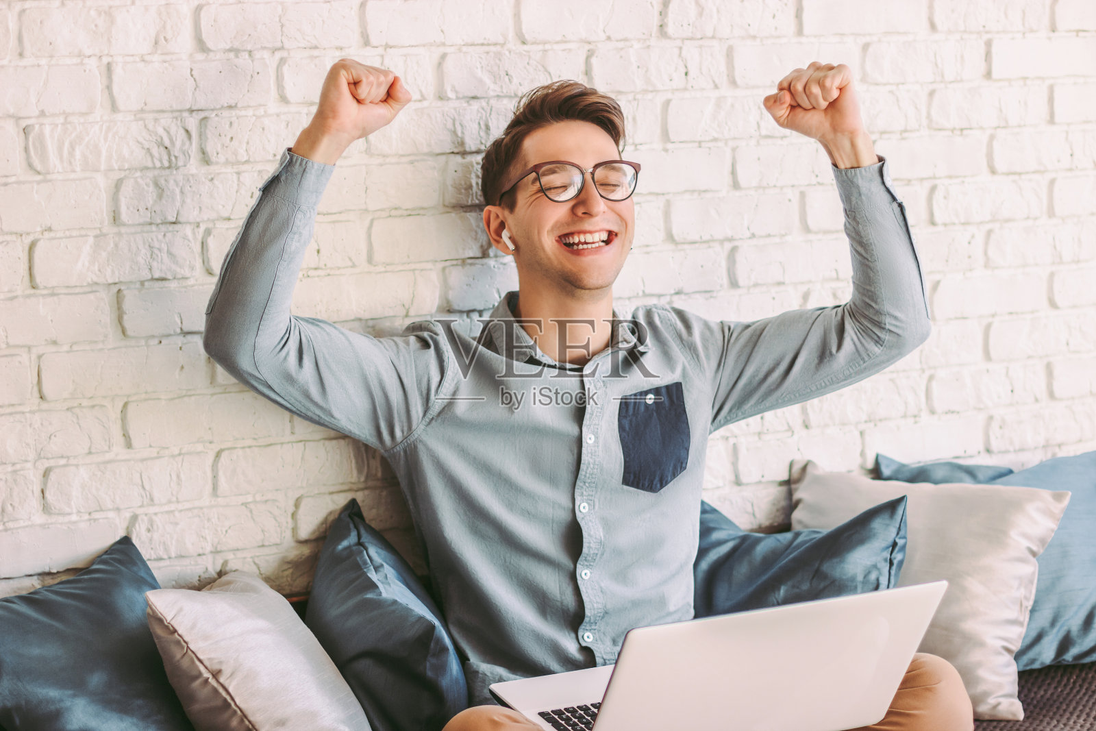 快乐的嬉皮士男人自由职业者欢呼成功的商业成就照片摄影图片