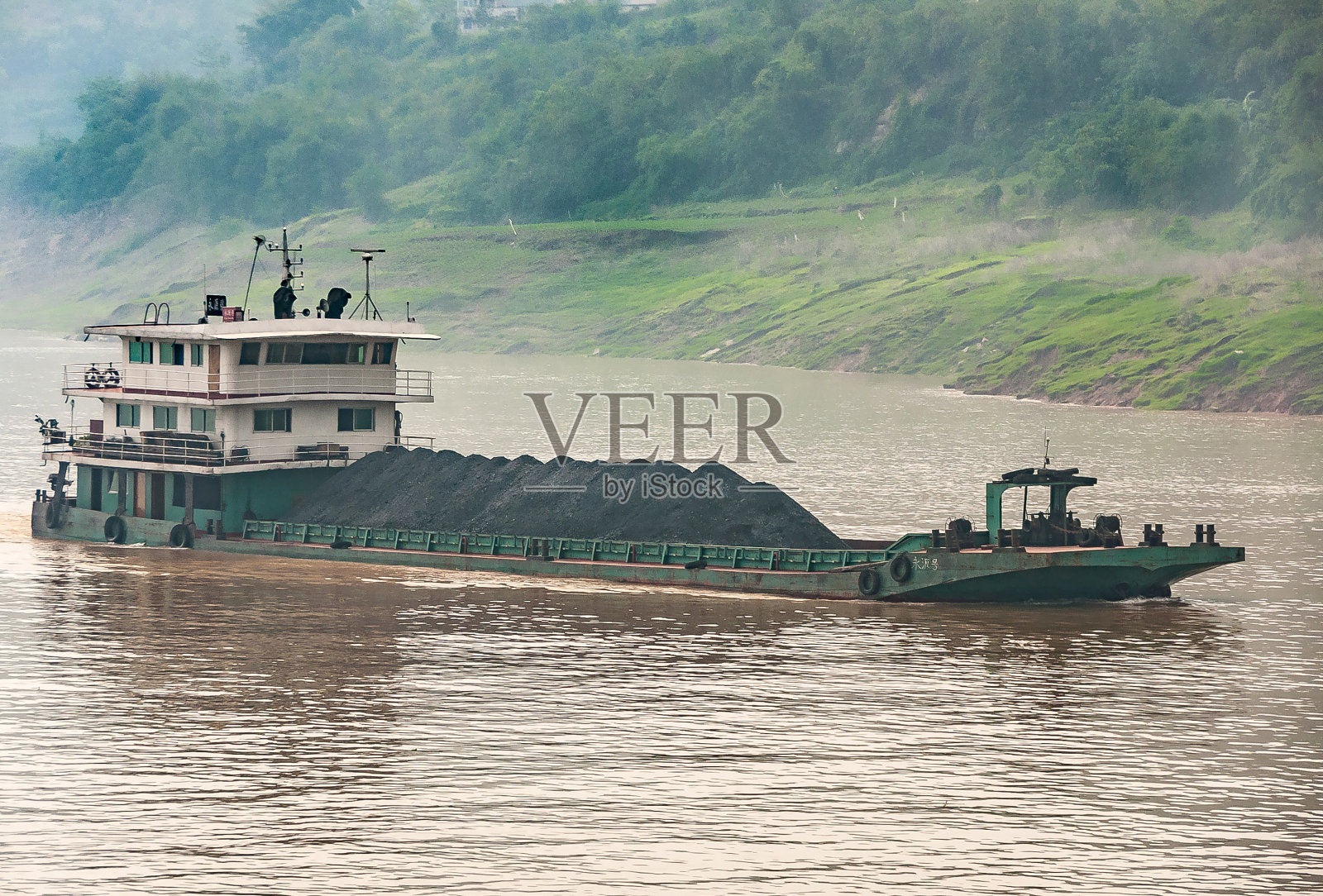 中国长江绿色煤炭运输船。照片摄影图片