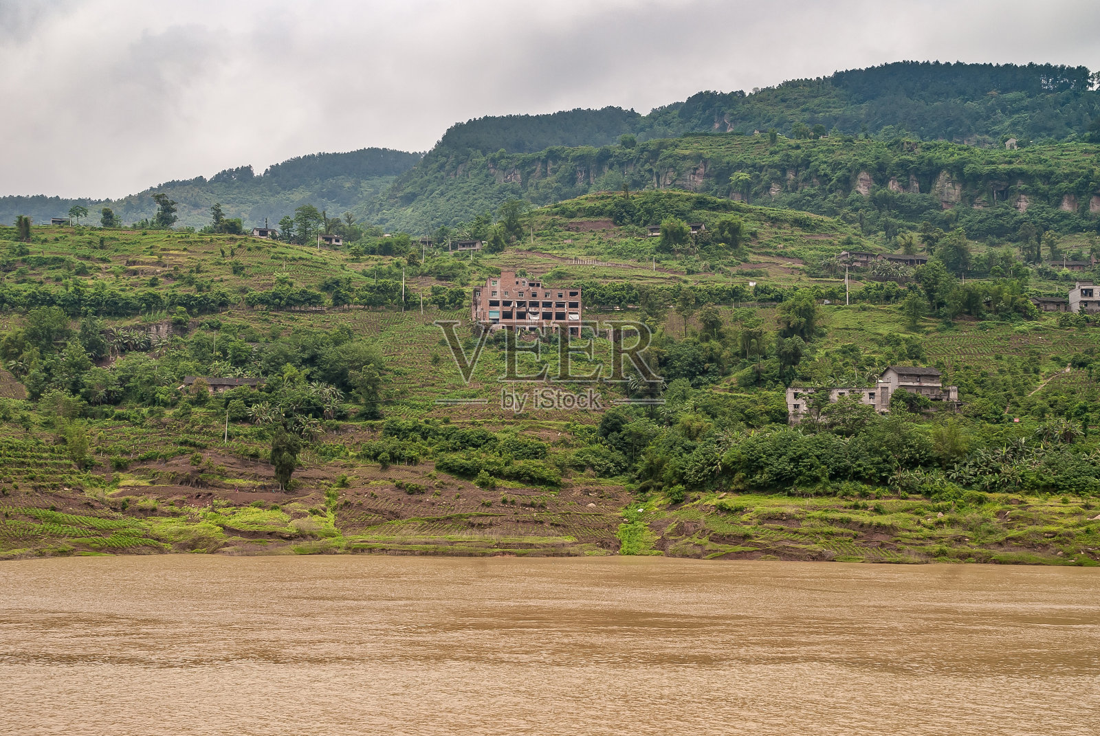 中国长江沿岸的灰色房屋和农业。照片摄影图片
