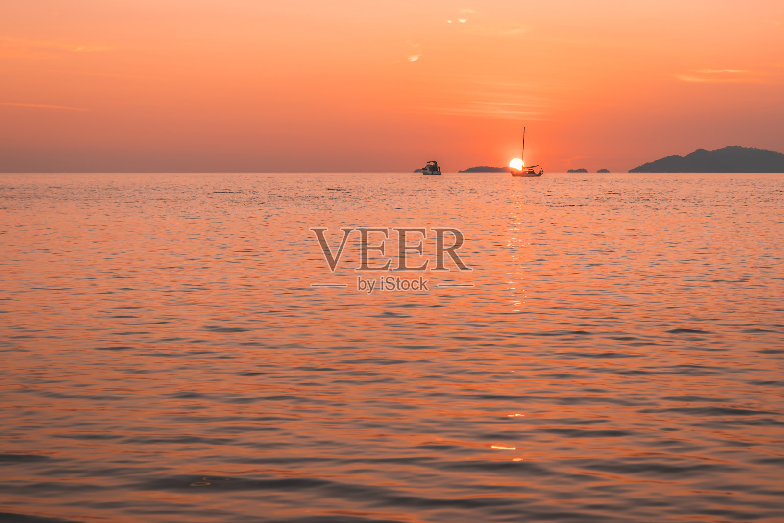 海上浪漫的日落与帆船照片摄影图片