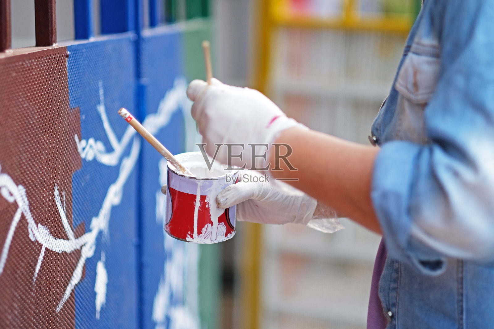 一幅画在铁门上的艺术家照片。照片摄影图片