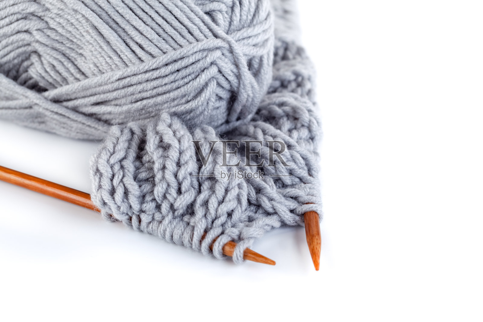 针织针和灰黄毛线孤立在白色背景上照片摄影图片