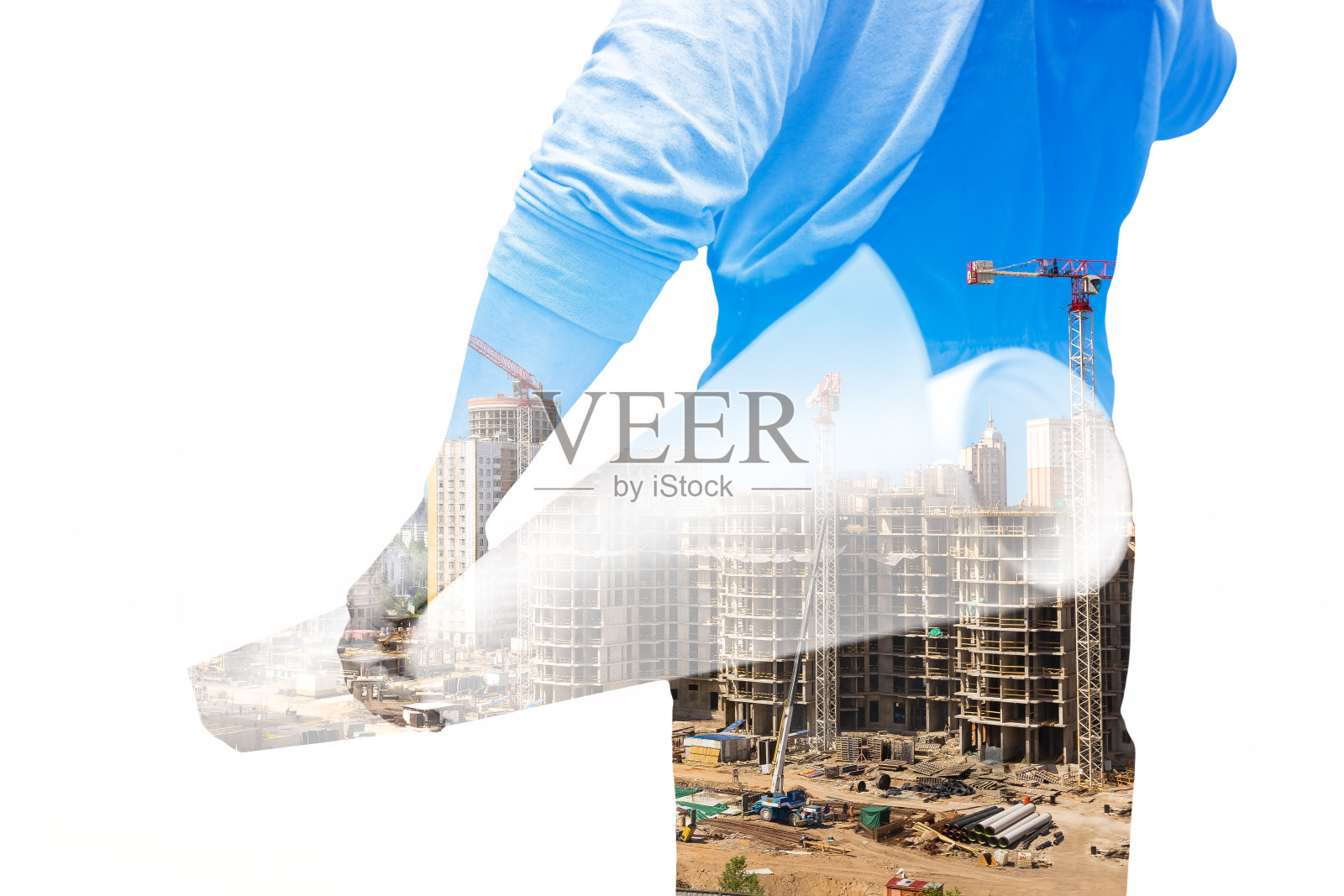 建筑工人在统一的剪影拼贴持有技术文件和施工现场。双重曝光效果。照片摄影图片