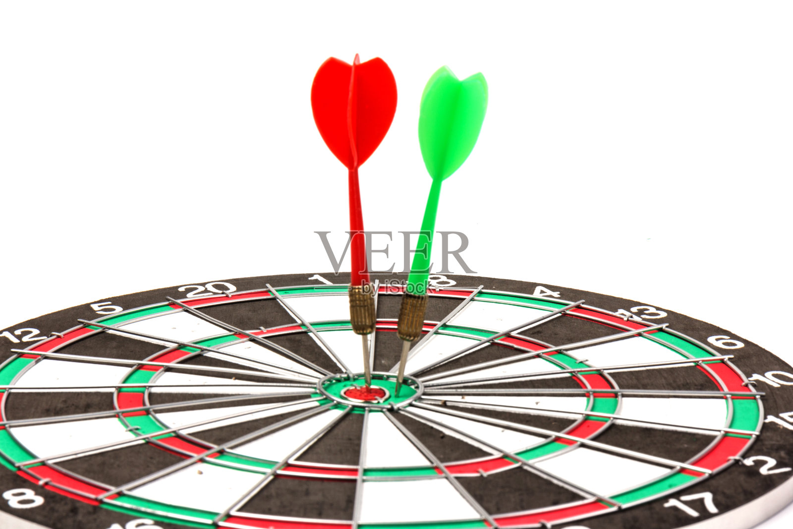 白底上有飞镖的圆靶，特写。目的概念照片摄影图片