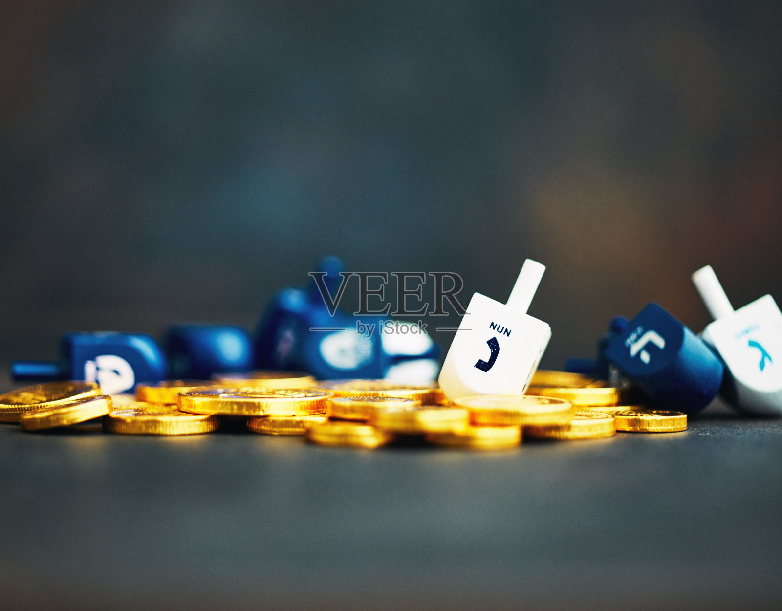 光明节背景巧克力Gelt和Dreidel照片摄影图片