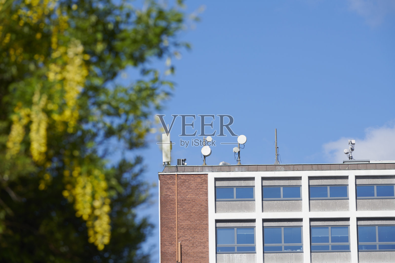 带天线的高层建筑照片摄影图片