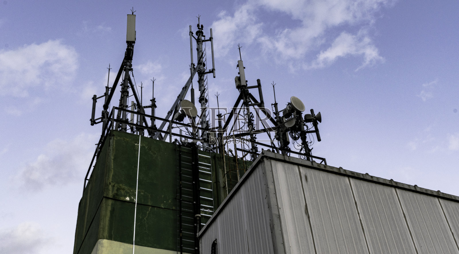 在巴西圣保罗的一座建筑的顶部，各种蜂窝，数据和无线电天线- São照片摄影图片