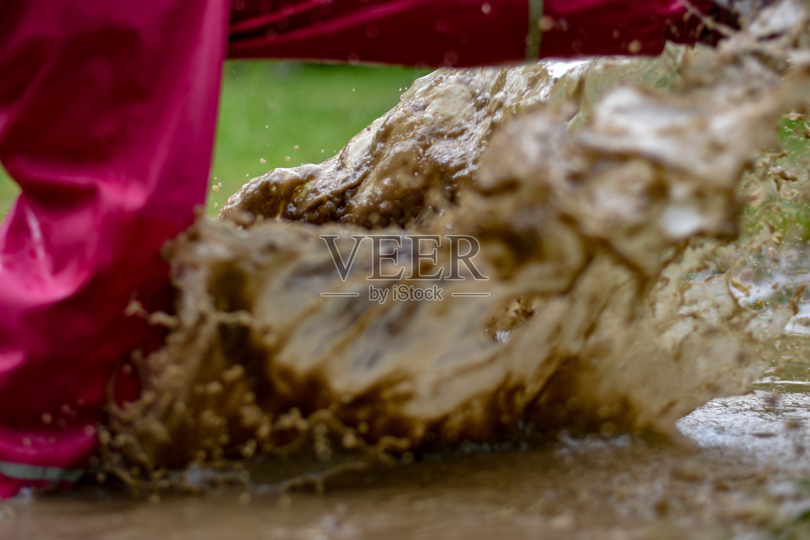 小女孩在泥坑里玩水花照片摄影图片